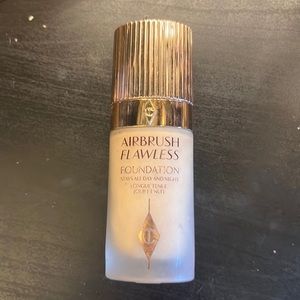 Charlotte Tilbury Airbrush flawless foundation shade 4 Warm